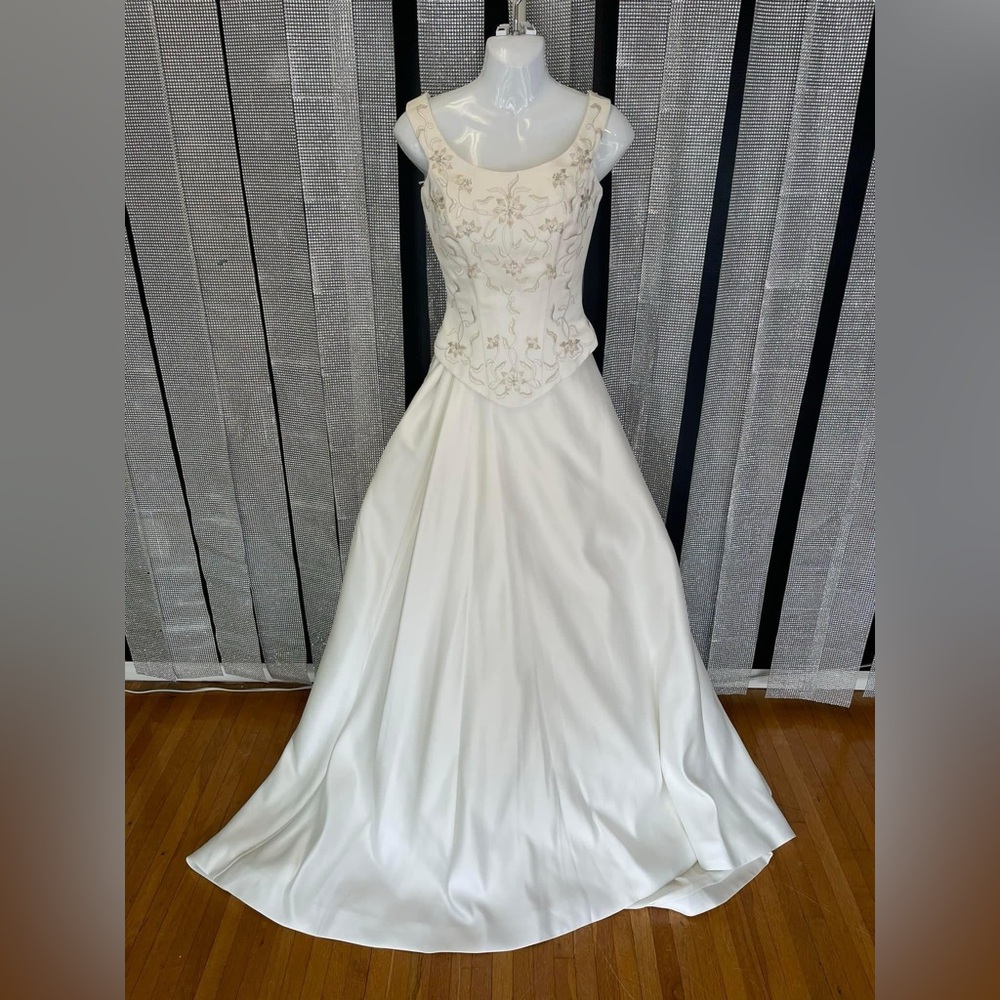 Size 2 white bridal wedding gown long train brand new never left the shop